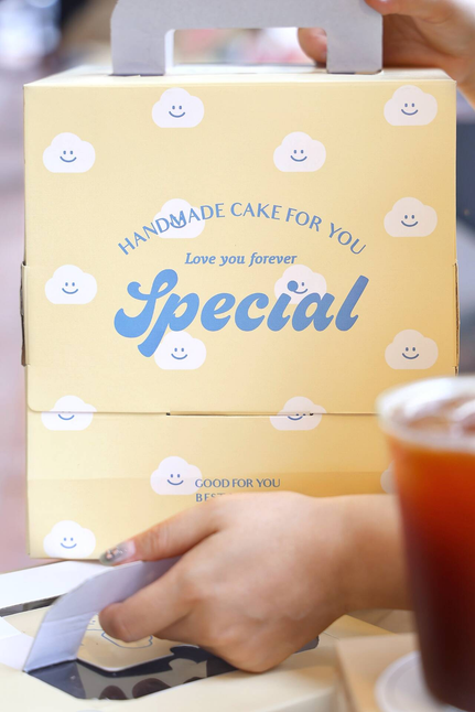 black and white contrast takeout cake box with a sophisticated look (复制) black and white contrast takeout cake box with a sophisticated look (复制)