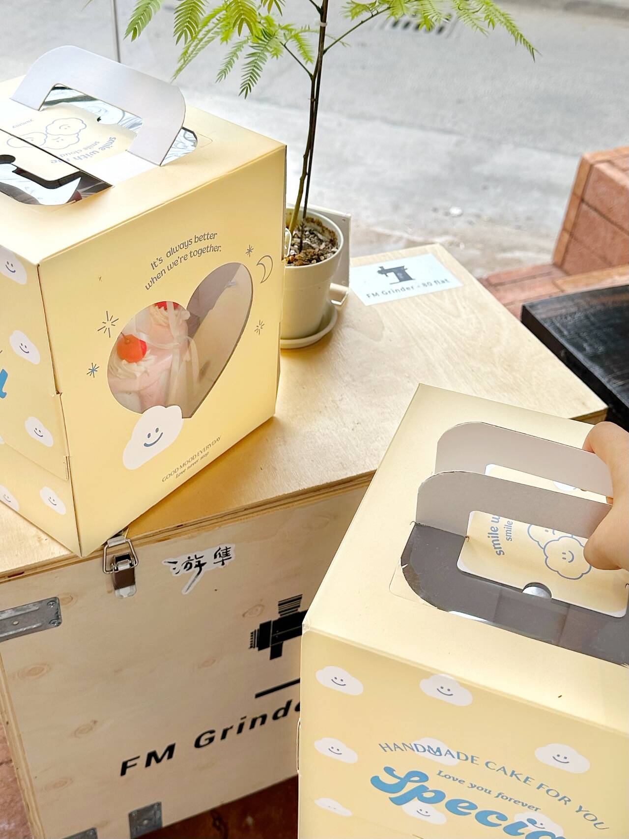 black and white contrast takeout cake box with a sophisticated look (复制) black and white contrast takeout cake box with a sophisticated look (复制)
